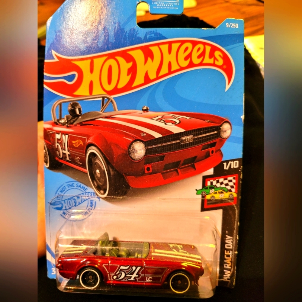 HOT WHEELS TRIUMP
